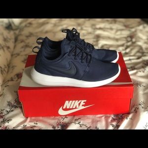 Womens Nike Rosche Two- Size 7